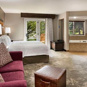 King Suite Soaking Tub